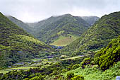 Azzorre, Isola Sao Jorge - Escursione alla Faja dos Cubres. Le case di Caldeira da Cima, borgo ormai abbandonato.